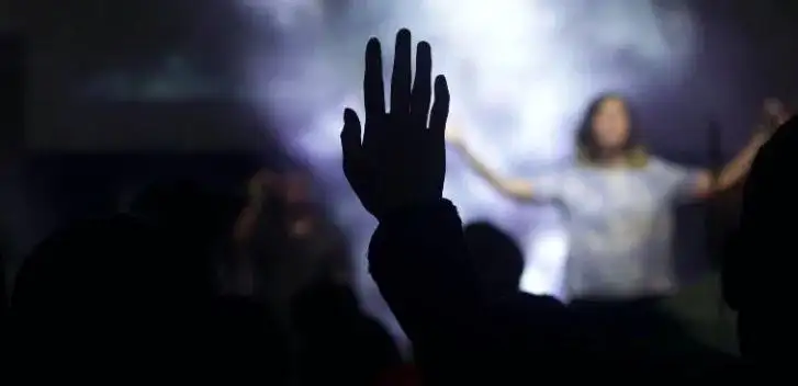 Lagu Penyembahan Kristen: Makna, Fungsi, dan Perannya